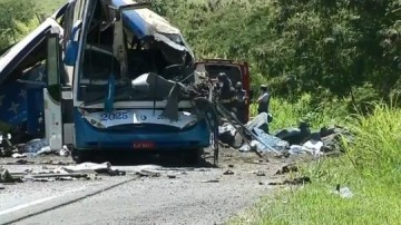 Acidente entre �nibus e caminh�o provoca 41 mortes em Avar�