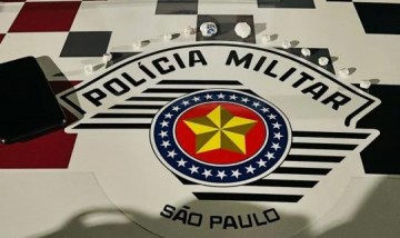 Homem arremessa sacola ao avistar viatura policial e acaba preso com por��es de coca�na, em Dracena