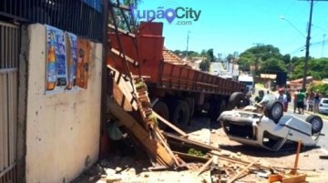 Carreta atinge carros, destr�i im�vel e deixa tr�s pessoas feridas �s margens da SP-294 em Pomp�ia