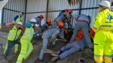 Funcion�rio � resgatado ap�s ser soterrado em Parapu�