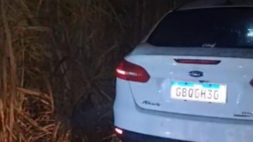 V�DEO: Carro roubado em Parapu� � encontrado abandonado em canavial