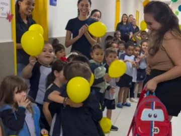 V�DEO: Aluno vence c�ncer e ganha surpresa dos amigos ao voltar para escola em MG