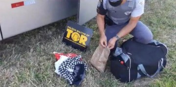 Boliviana � presa por tr�fico de droga com por��o de coca�na escondida em bolsa de viagem, em Irapuru