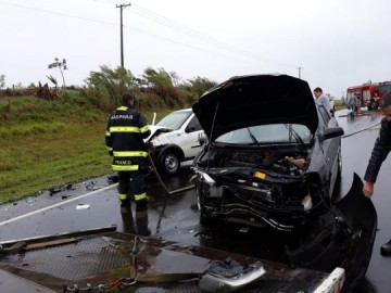 Motorista perde controle do carro e bate de frente com picape em rodovia