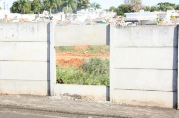 Muros do cemit�rio: a Prefeitura reforma, os v�ndalos quebram