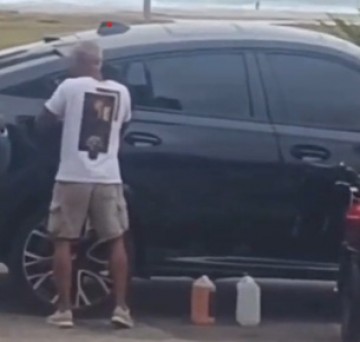 V�DEO: Ex-Jogador Rom�rio � flagrado enchendo o tanque de combust�vel no RJ