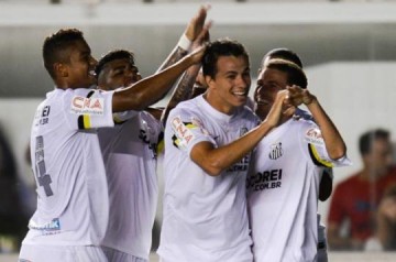 Com 'futebol moleque', Santos passeia sobre o Bragantino na Vila