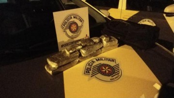 Homem desobedece sinal de parada e tenta se desfazer de maconha, mas � seguido e preso pela Pol�cia Rodovi�ria