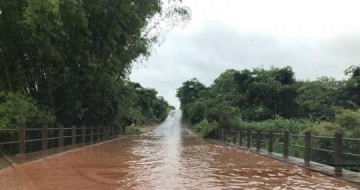 Chuvas alagam vicinal entre Sagres e a SP-425