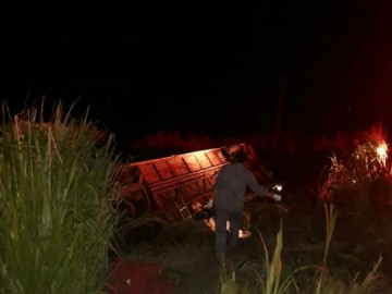 Grave acidente entre �nibus e caminh�o de laranja mata cinco pessoas na SP-425 em Parapu�