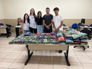 Etec Amim Jundi realiza trote solid�rio e arrecada mais de 150 pacotes de macarr�o para doa��es