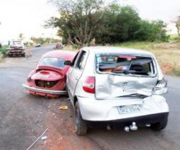 Carreta descontrolada causa acidente no trevo de Flrida Paulista