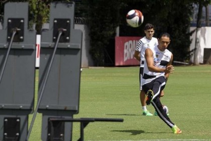 Ricardo Oliveira tem intensificado os treinamentos de cobranas de faltas no CT Rei Pel (Foto: Ivan Storti/Santos FC)