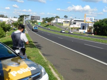 Pol�cia come�a a 'Opera��o Natal' nas rodovias paulistas