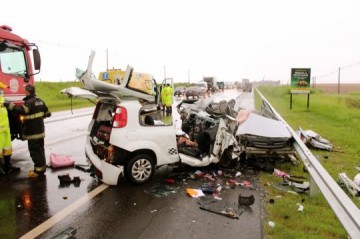 Batida entre dois ve�culos mata duas mulheres na Rodovia SP- 33 em Mar�lia