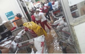 Chuva forte deixa ruas alagadas e invade supermercado em Tup
