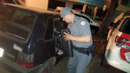 Televisor foi localizado dentro do carro furtado e abordado pela Polcia Militar (Foto: Polcia Militar/Cedida)