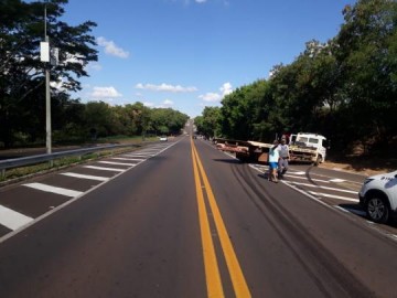 Acidente entre carro e caminh�o deixa feridos na tarde deste domingo (18), na SP-294 em Luc�lia