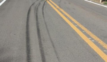 Motorista morre ap�s caminh�o carregado com cana-de-a��car tombar em estrada vicinal em Junqueir�polis