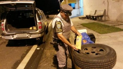 Droga era transportada dentro de pneus (Foto: Cedida/Polcia Militar Rodoviria)