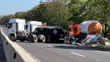 Motociclista morre em acidente envolvendo tr�s caminh�es, carro e a moto em Ourinhos