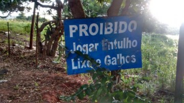 Morador de ch�cara ao lado do Sesi responde sobre mato alto e animais pe�onhentos na rua 21 de Abril