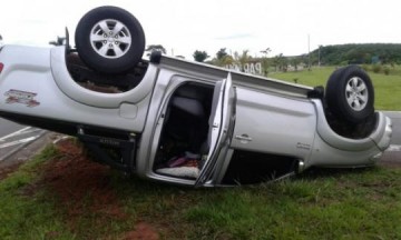 Caminhonete capota no trevo de Parapu� e ocupantes saem ilesos
