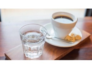 Por que recebemos um copo de �gua quando pedimos um caf�?