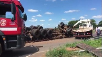 Caminh�o com materiais recicl�veis tomba na Rodovia da Integra��o, em Tupi Paulista