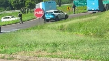 Preso arromba porta e al�ap�o de ventila��o de viatura e tenta fugir durante transfer�ncia