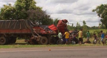 Motorista e ajudante morrem em batida entre caminh�es na rodovia de Barbosa; um deles � de Junqueir�polis