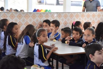 Prefeitura introduz po de queijo e leite na merenda de alunos