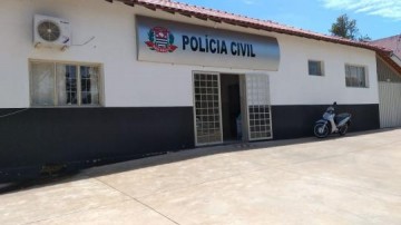 Homem � conduzido pela PM � Delegacia ap�s abordar duas crian�as em Osvaldo Cruz