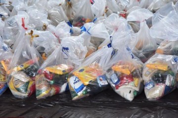 VDEO: Fundo Social, S.O.S. e Prefeitura Municipal entregaram cerca de 1000 cestas de Natal  famlias em situao de vulnerabilidade social