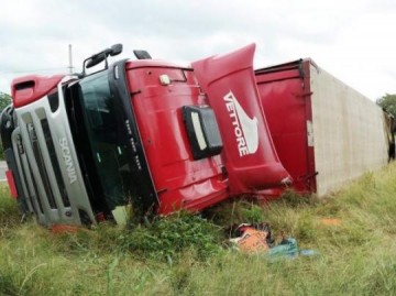 Carreta carregada com placas de madeira tomba no trevo de acesso ao Cemit�rio de Pacaembu na SP-294
