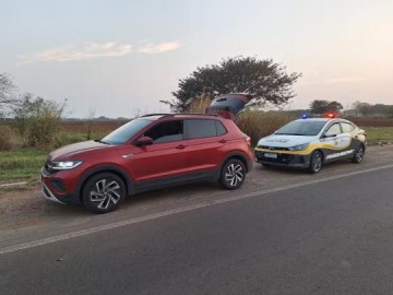 Motorista � presa ao ser flagrada dirigindo carro roubado e adulterado, em Teodoro Sampaio