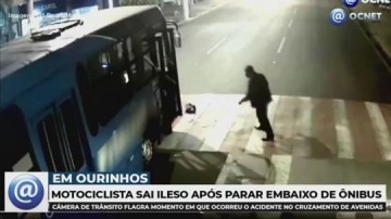 VDEO: Motorista de nibus que parou em cima de motoboy acredita em milagre aps jovem sair ileso