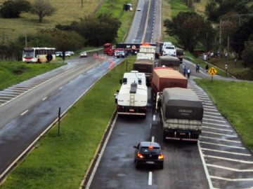 Caminh�o atinge carro durante convers�o proibida na Rodovia Raposo Tavares