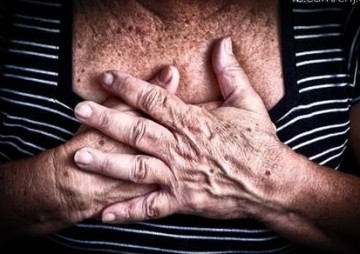 Idosa � resgatada ap�s ser encontrada trancada em corredor de casa sem alimenta��o