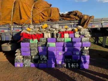 PM Rodovi�ria apreende 1,5 tonelada de maconha em caminh�o em Martin�polis