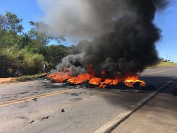 Caminhoneiros desinterditam pista e prometem parar 'trev�o' de Parapu� amanh�