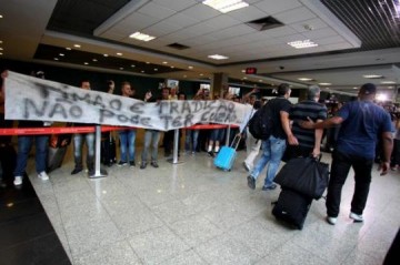 Protesto contra o Corinthians tumultua aeroporto em So Paulo