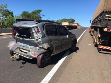 Colis�o entre caminh�o e carro deixa duas pessoas feridas na Rodovia Assis Chateaubriand