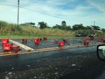 Carga de caminh�o cai e prejudica tr�fego na SP-294