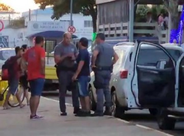 Prefeito de Martin�polis � flagrado dirigindo carro da prefeitura em alta velocidade e ultrapassando em local proibido