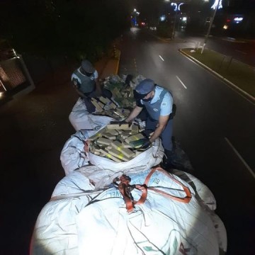 Pol�cia Rodovi�ria e a Pol�cia Federal, apreendem caminh�o com grande quantidade de maconha em Dracena