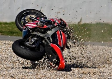 Motoqueiro colide contra monte de terra, 2 morrem