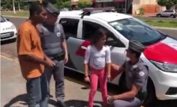 V�DEO: Um ano depois do acidente, crian�a que caiu em buraco reencontra Policiais Militares