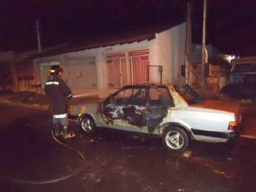 Tup�: carro � incendiado durante a madrugada