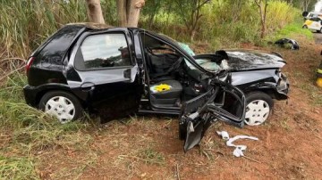 Homem fica preso em ferragens aps carro tombar na Rodovia General Euclides de Oliveira Figueiredo, em Presidente Venceslau